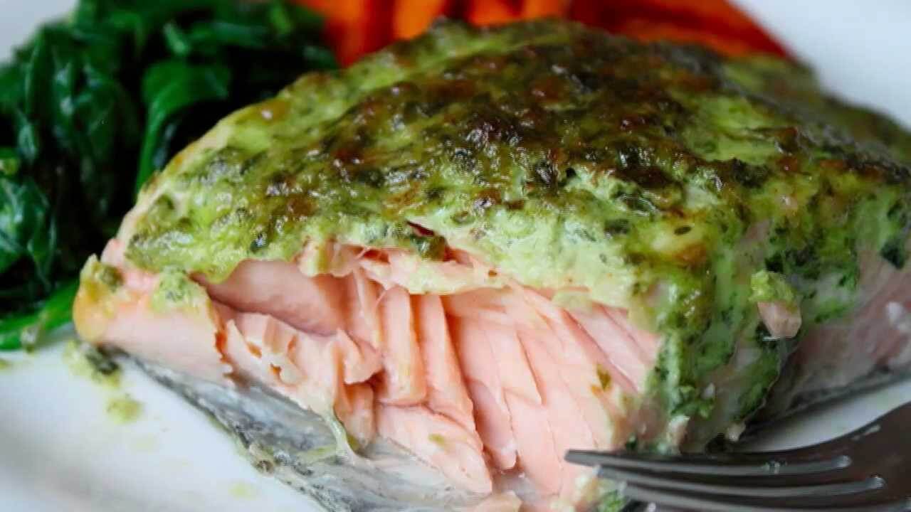 Рецепты с горбушей свежей. Рыба с базиликом. Рыбка с пучком зелени. Филе горбуши диетическое. Горбуша диетическая.